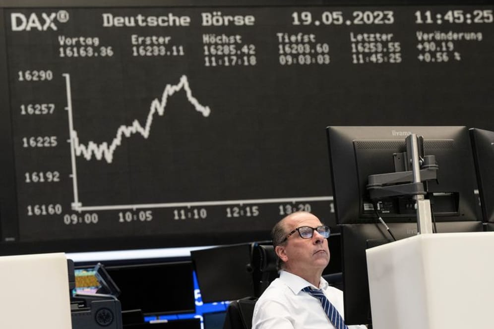 Ein Aktienhändler an der Frankfurter Börse: Der Dax hat einen neuen Höchststand erreicht.