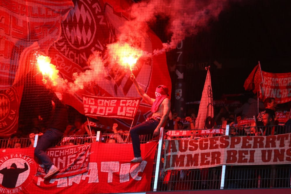 Fans des FC Bayern München zündeten am Samstag derart viel Pyrotechnik, dass der Block unter dem Gästeblock geräumt werden musste.
