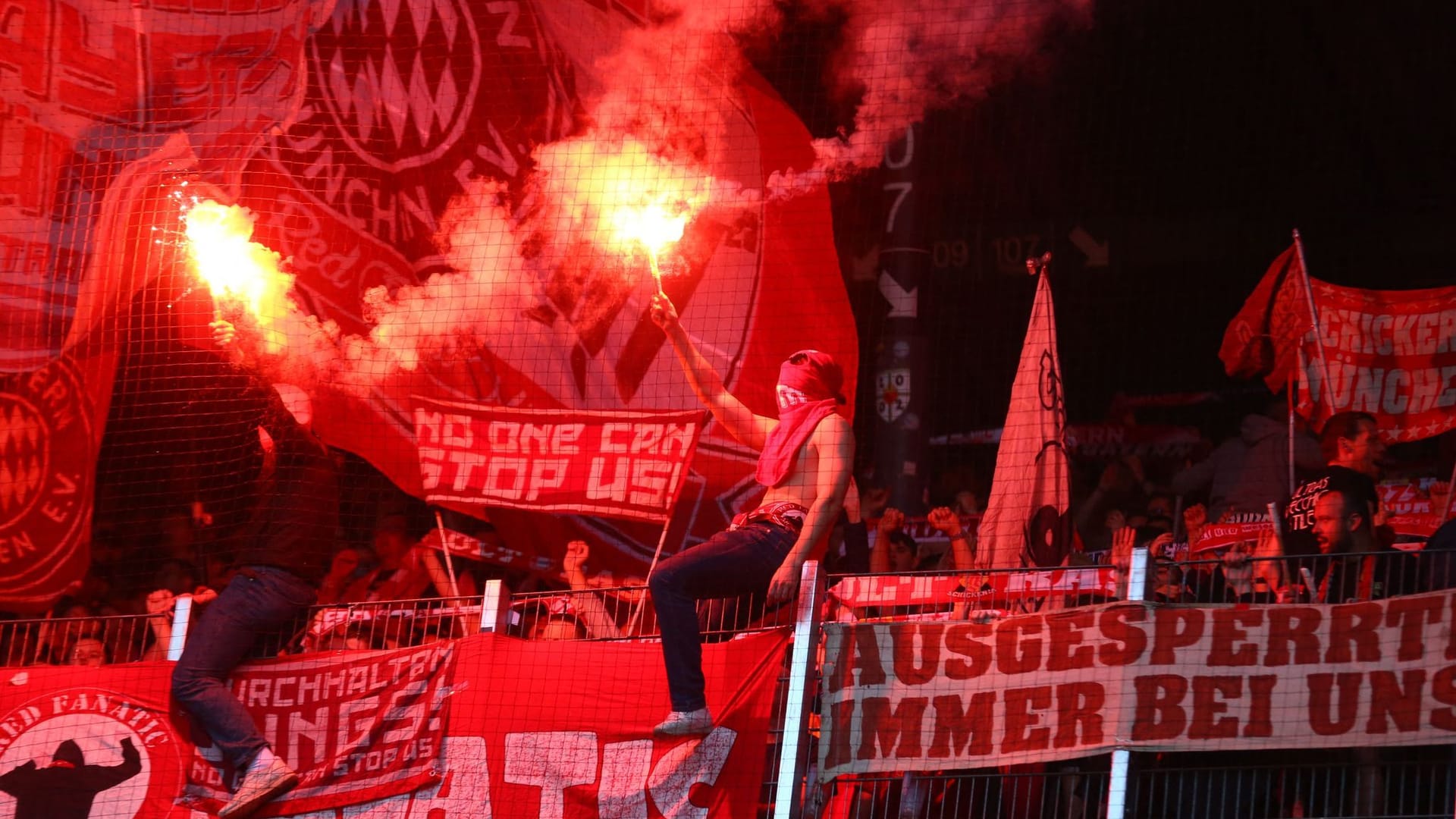 Fans des FC Bayern München zündeten am Samstag derart viel Pyrotechnik, dass der Block unter dem Gästeblock geräumt werden musste. Fans des FC Bayern München zündeten am Samstag derart viel Pyrotechnik, dass der Block unter dem Gästeblock geräumt werden musste.