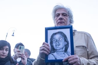 Der Bruder der Vermissten zeigt auf einem Protest im Januar ein Bild seiner Schwester: Emanuela Orlandi verschwand vor 40 Jahren.