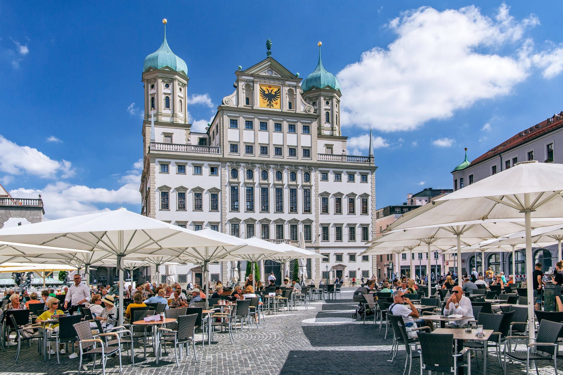 Menschen auf dem Rathausplatz in Augsburg (Symbolbild): So unfreundlich sehen die gar nicht aus.