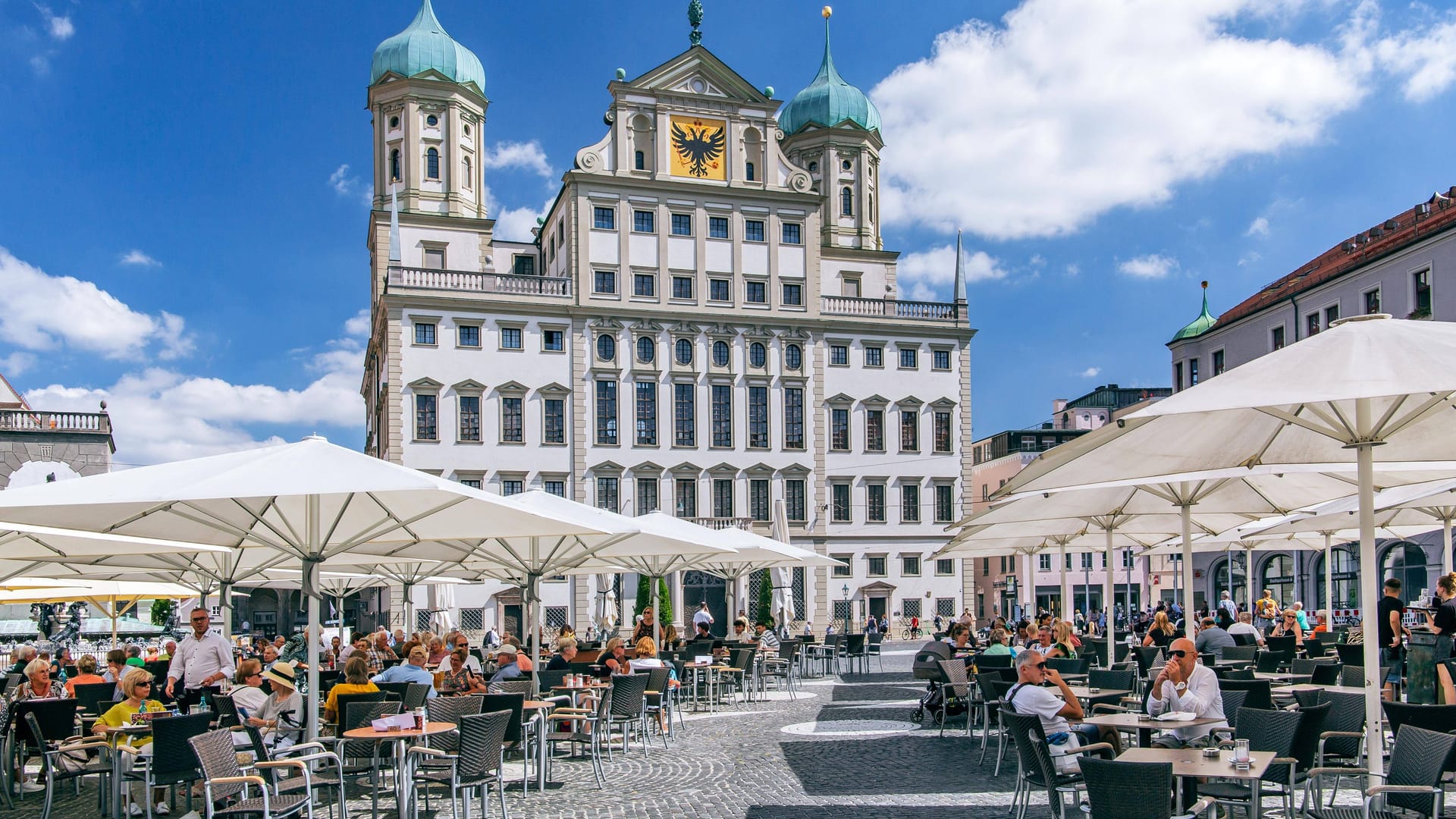 Menschen auf dem Rathausplatz in Augsburg (Symbolbild): So unfreundlich sehen die gar nicht aus.