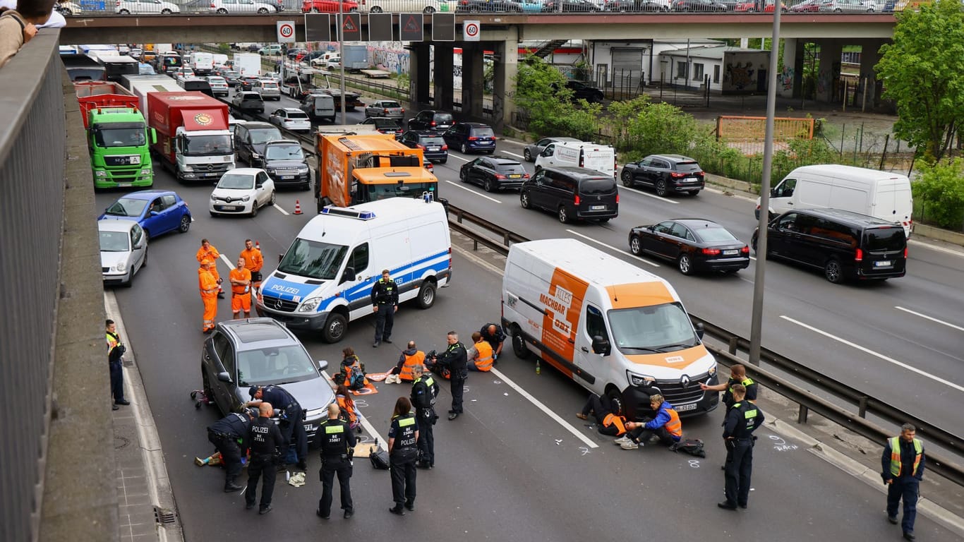 Aktivisten auf der Autobahn: Immer wieder bremst die "Letzte Generation" den Verkehr aus.