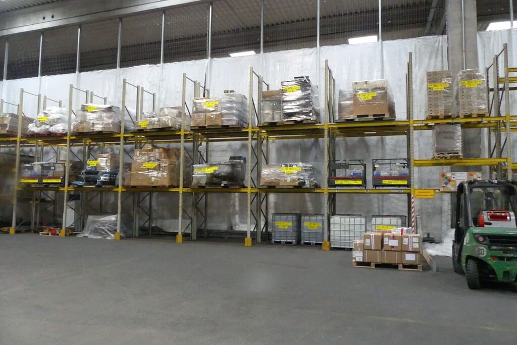 Waren für die Produktion liegen in einem Lagerregal: Die Ermittler beschlagnahmten unzählige Beweismittel.