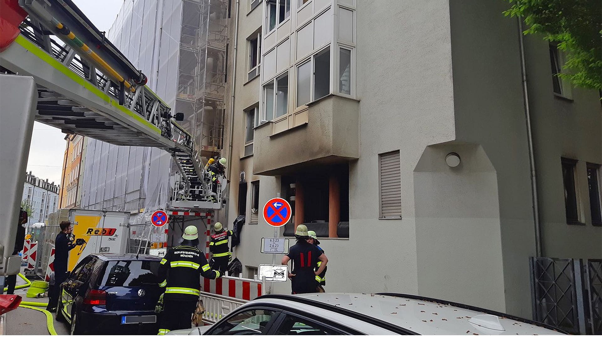 Auch mit einer Drehleiter versuchte die Feuerwehr zu den Bewohnern zu gelangen. Auch mit einer Drehleiter versuchte die Feuerwehr zu den Bewohnern zu gelangen.