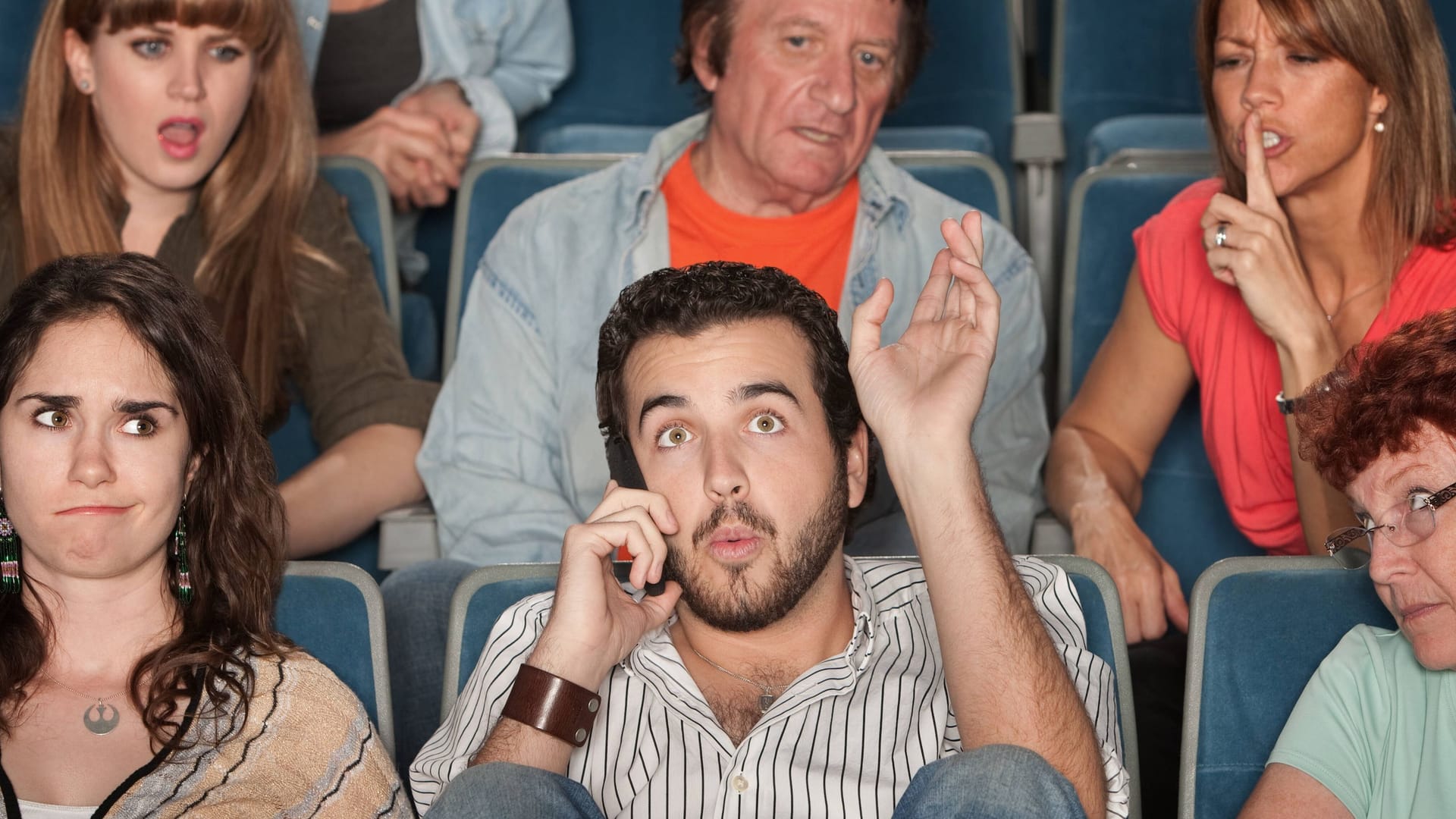 Das gilt als unhöflich: Ein Mann telefoniert im Kino.