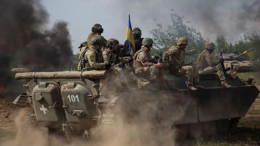 Ukrainische Soldaten auf einem gepanzerten Fahrzeug: Für die geplante Gegenoffensive wurde die Ukraine in den vergangenen Monate vom Westen gerüstet.