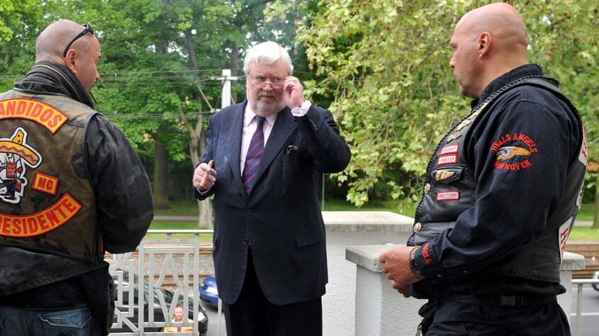 Anwalt Götz von Fromberg mit Hanebuth (r) und dem Mitglied der Bandidos, Peter M. (l).