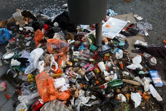 Viel Müll liegt auf der Straße (Archivbild): In Berlin gab es für das Müllproblem nun einen ungewöhnlichen Vorschlag.