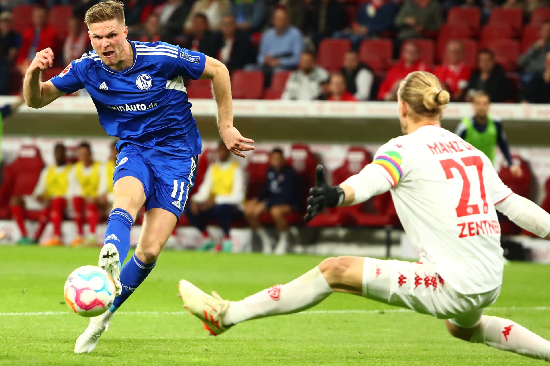 Schalkes Bülter (li.) vor Mainz-Torwart Zentner: Punkt gesichert.