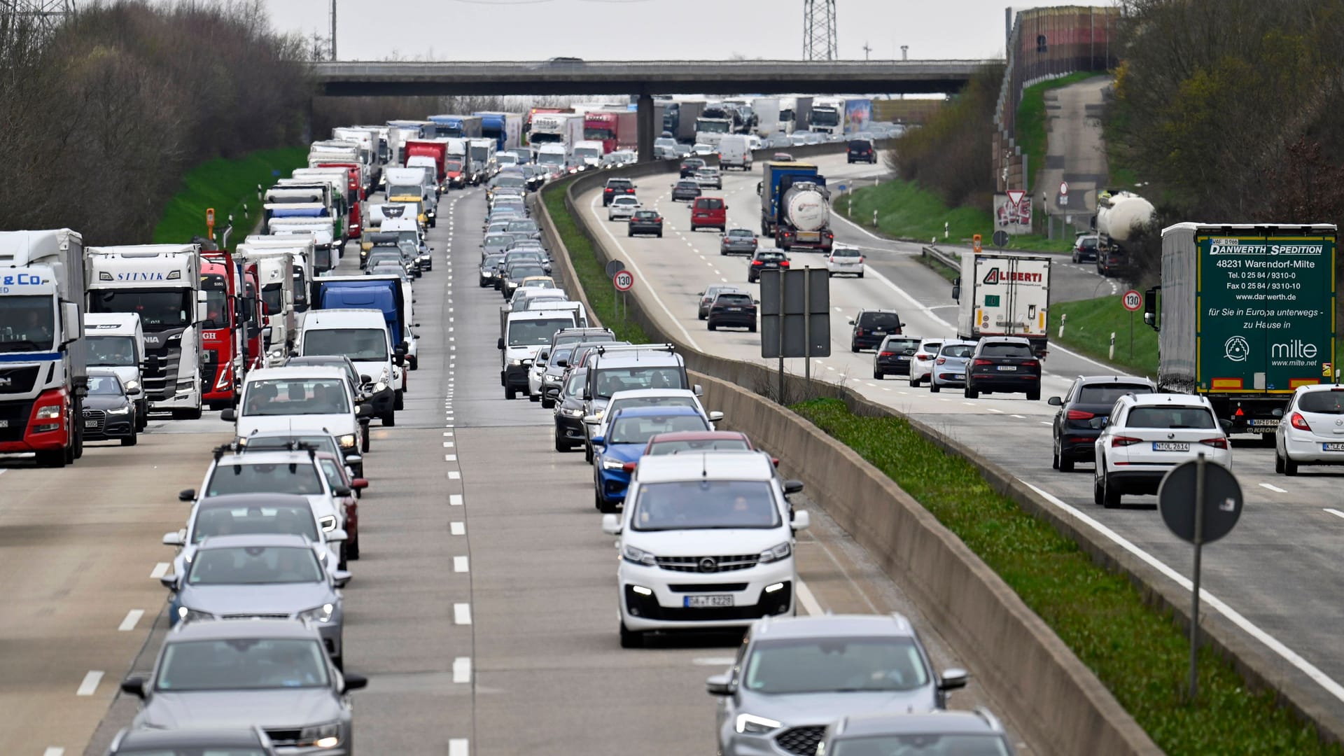 Lange Schlangen auf der Autobahn (Archivfoto): In NRW wird am Wochenende auf mehreren Autobahnen gearbeitet.