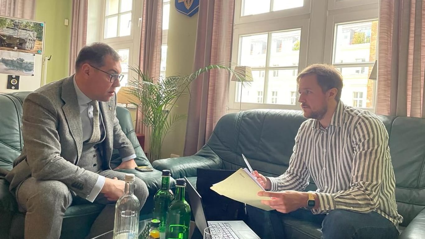 Der ukrainische Botschafter Makaiev und t-online-Redakteur Daniel Mützel beim Interview in der ukrainischen Botschaft.