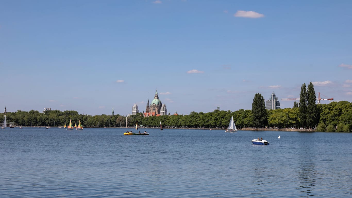 Maschsee mit dem Neuen Rathaus im Hintergrund: Der Maschsee bietet sich für einen Ausflug an. Wer mag, kann hier Tretboot fahren.