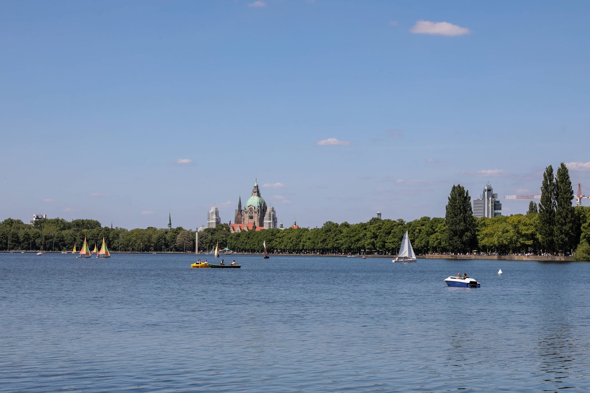 Maschsee mit dem Neuen Rathaus im Hintergrund: Der Maschsee bietet sich für einen Ausflug an. Wer mag, kann hier Tretboot fahren.