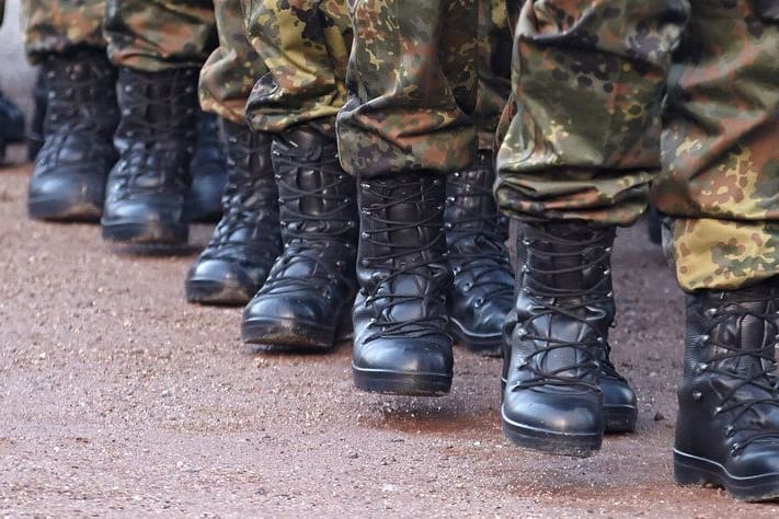 Bundeswehrsoldaten marschieren im Wald (Symbolbild): Am Freitag wurden mehrere Soldaten in der Eilenriede gesichtet.