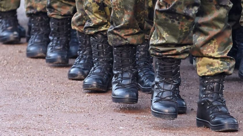 Bundeswehrsoldaten marschieren im Wald (Symbolbild): Am Freitag wurden mehrere Soldaten in der Eilenriede gesichtet.