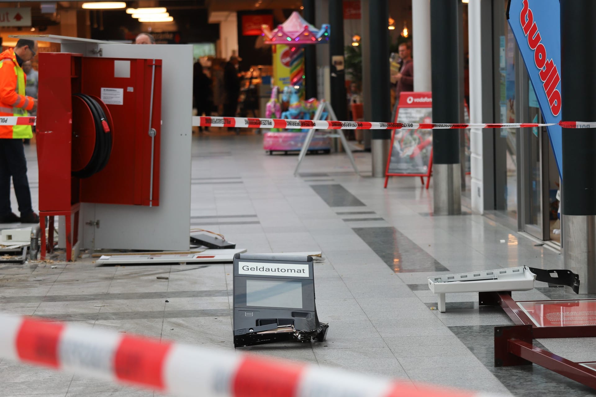 Blick in das verwüstete Einkaufszentrum: Den Gabelstapler besorgten sie sich vor Ort.