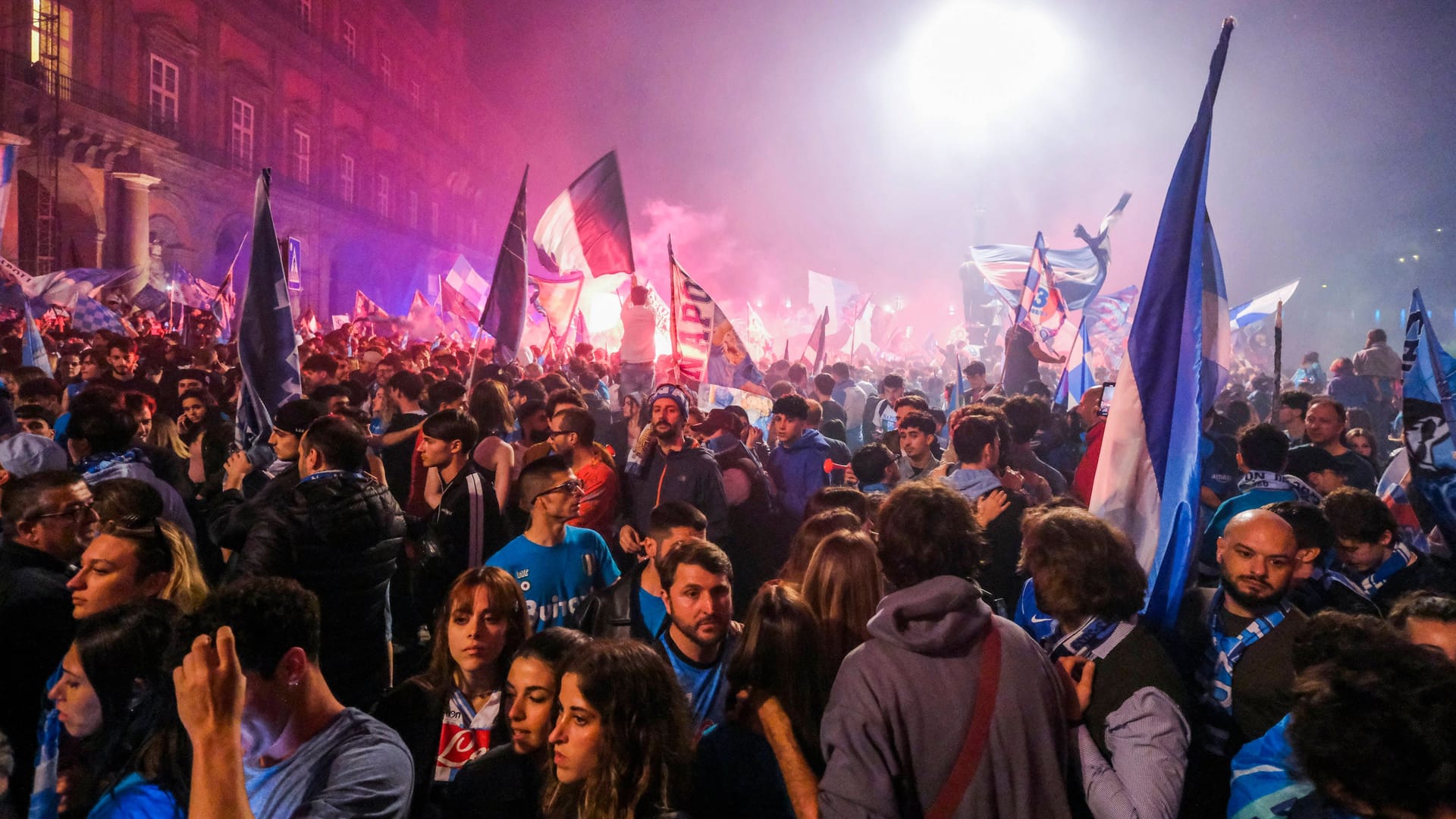 Fans in Italien: Auch sie waren außer sich vor Freude.