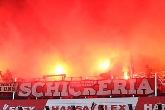 Bayernfans zünden Bengalos (Archivbild): Beim letzten Spieltag der Saison äußerten sie sich zu den Razzien bei den Umweltaktivisten der "Letzten Generation".