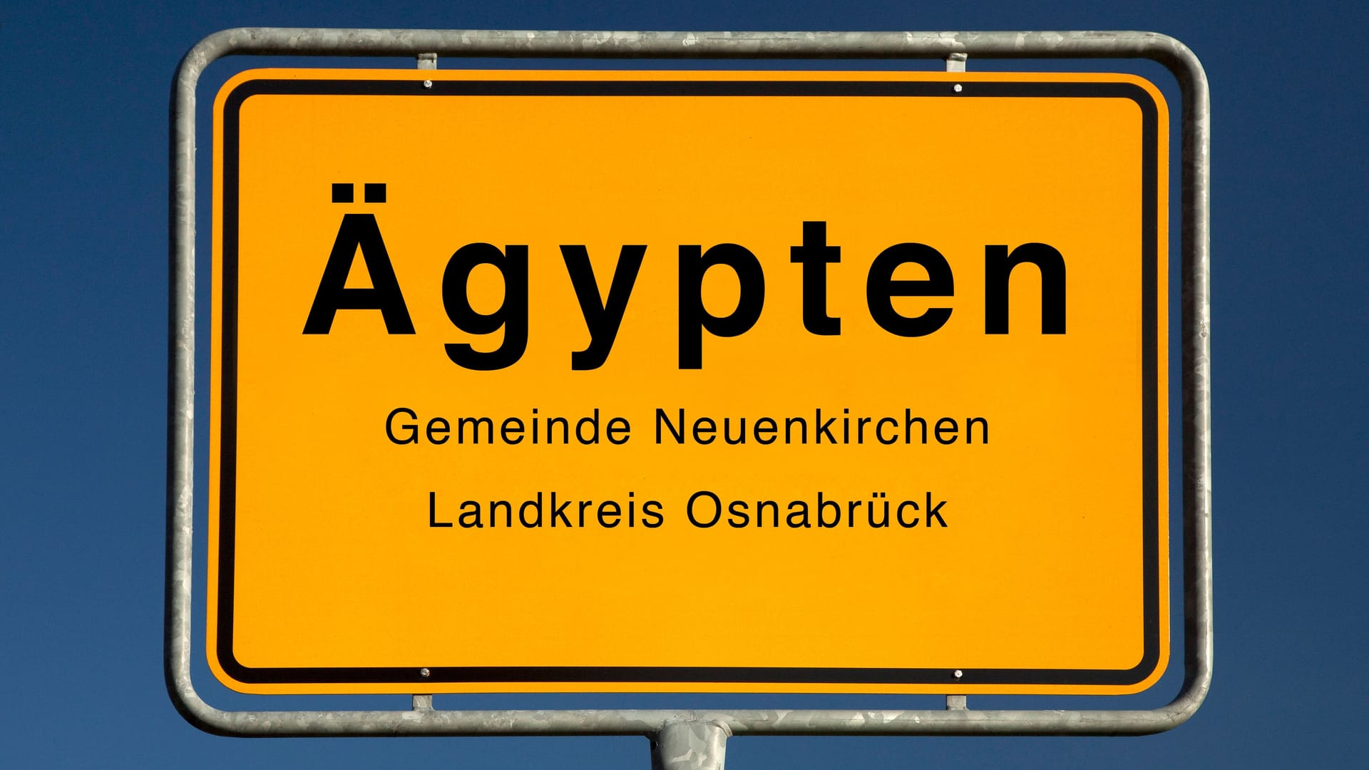 Ortsschild Ägypten: Ein Flugzeug braucht es nicht, um in den Ort zu gelangen. Von Bremen aus sind es nur gut 110 Kilometer.