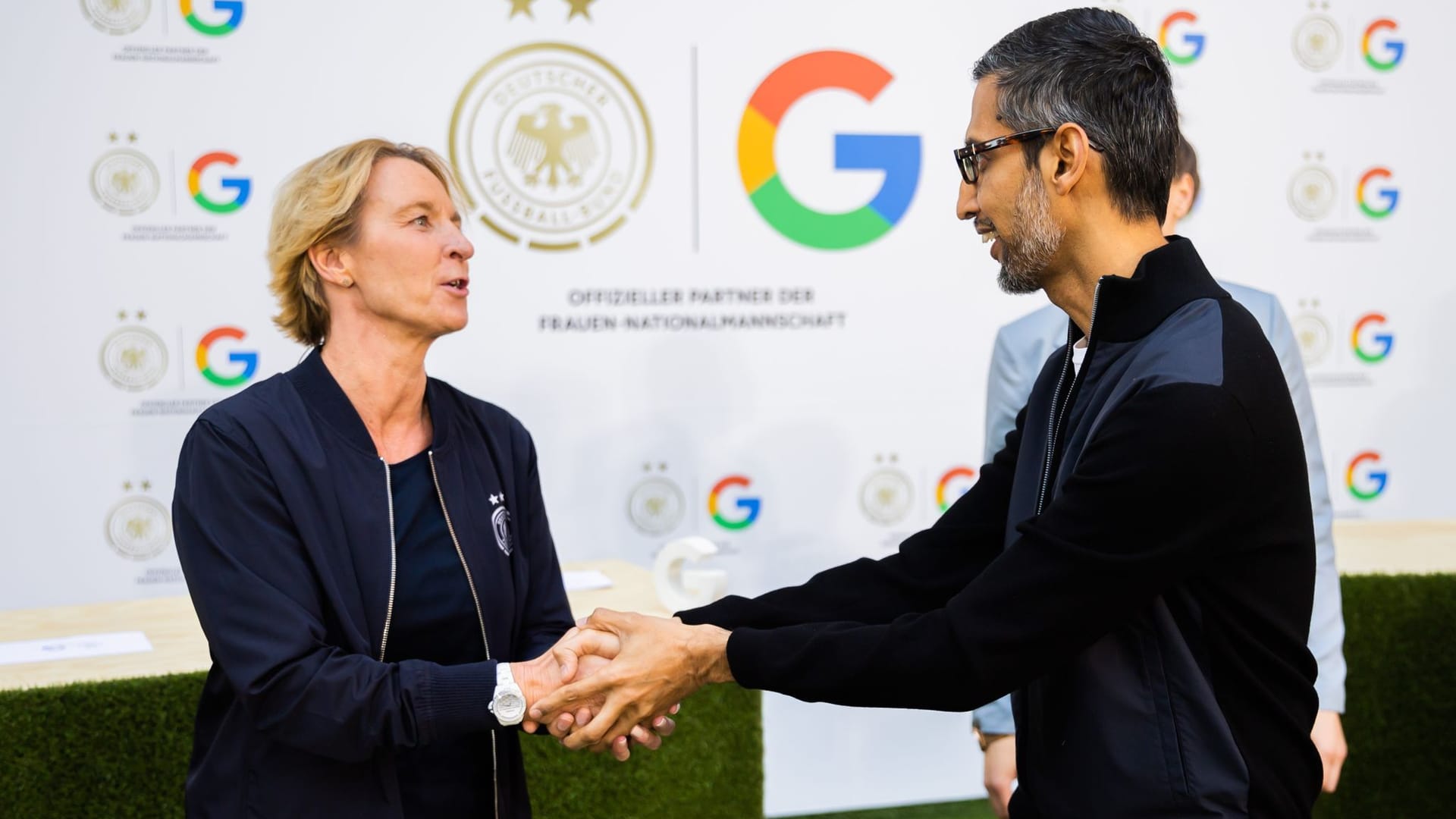 Bundestrainerin und Google-CEO: Martina Voss-Tecklenburg (l.) und Sundar Pichai sprachen in Berlin über die Partnerschaft des Internetriesen mit dem DFB.