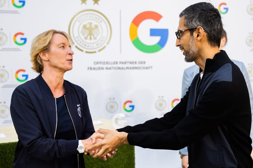 Bundestrainerin und Google-CEO: Martina Voss-Tecklenburg (l.) und Sundar Pichai sprachen in Berlin über die Partnerschaft des Internetriesen mit dem DFB.