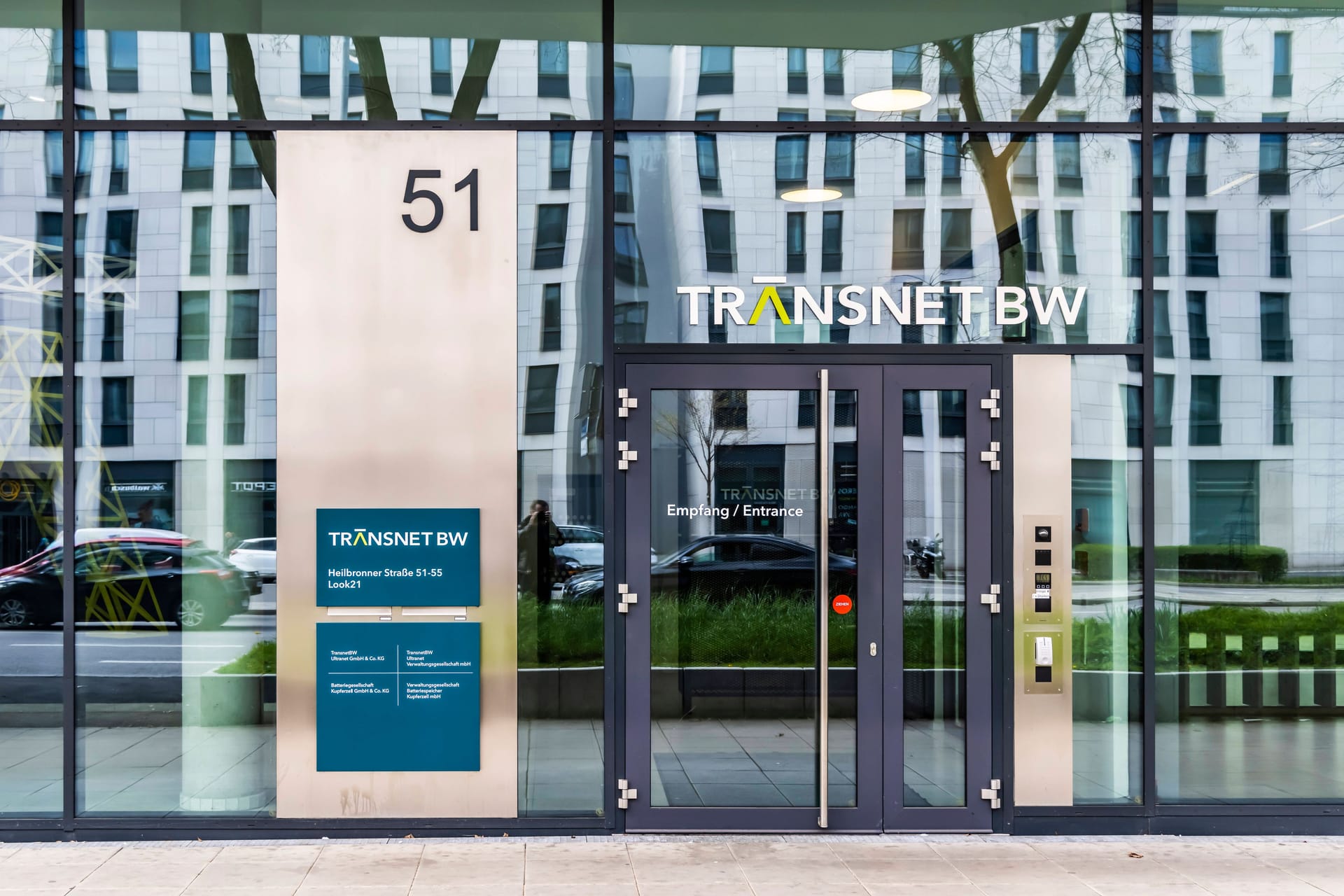 Der Eingang von Transnet Baden-Württemberg in Stuttgart: Die EnBW verkauft fast ein viertel der Anteile seiner 100-prozentigen Tochter.