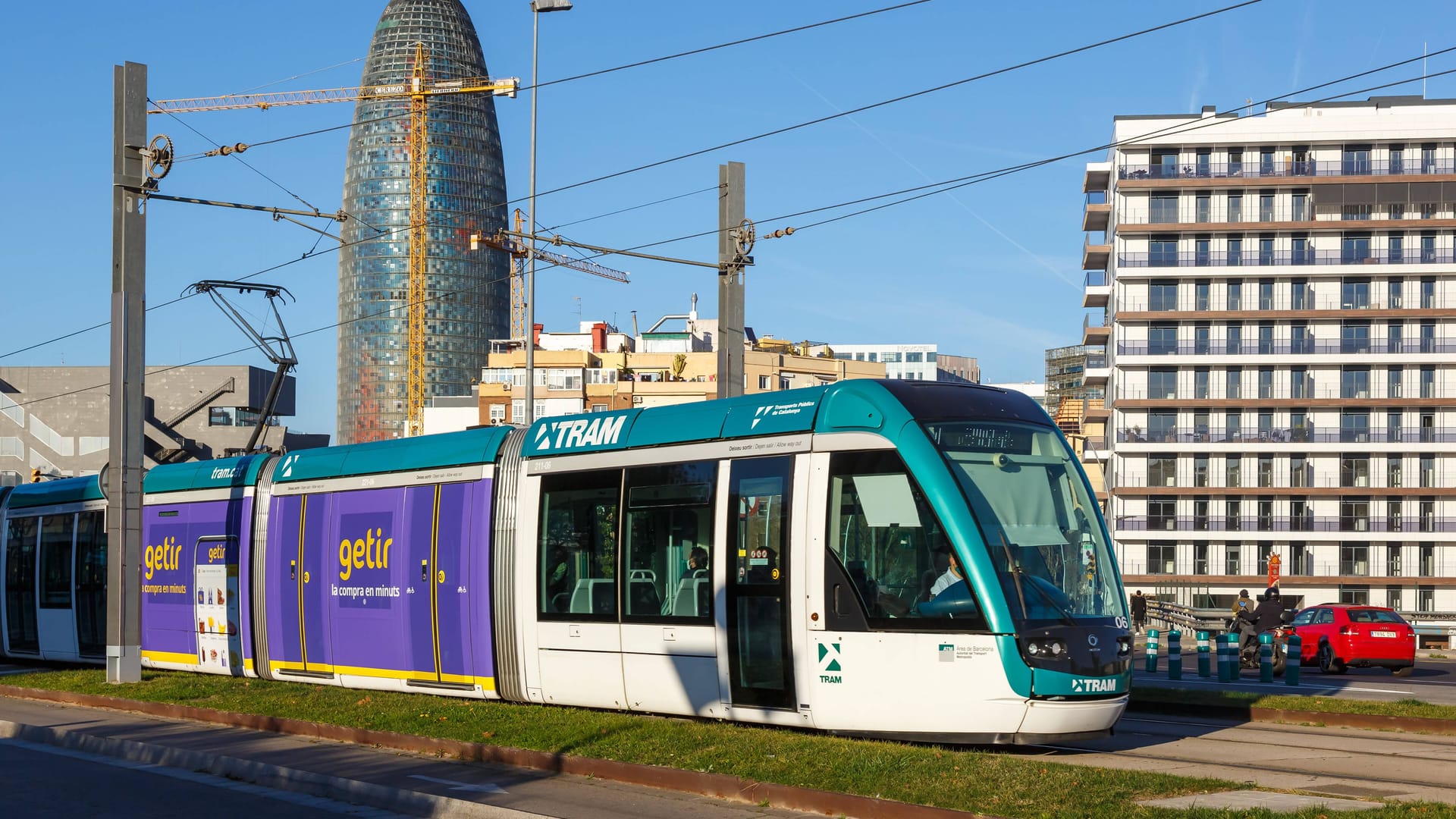 Straßenbahn in Barcelona: Der Öffentliche Nahverkehr ist meist deutlich günstiger als ein Taxi oder private Fahrer.