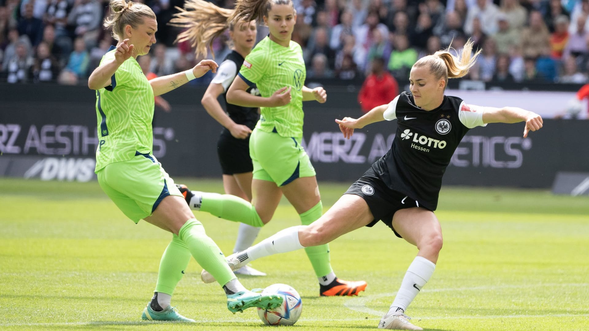 Nationalspielerinnen unter sich: Alex Popp (li.) und Lena Oberdorf (M.) mussten sich Laura Freigangs Frankfurterinnen geschlagen geben.