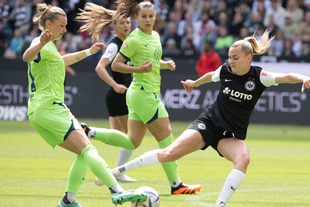 Nationalspielerinnen unter sich: Alex Popp (li.) und Lena Oberdorf (M.) mussten sich Laura Freigangs Frankfurterinnen geschlagen geben.