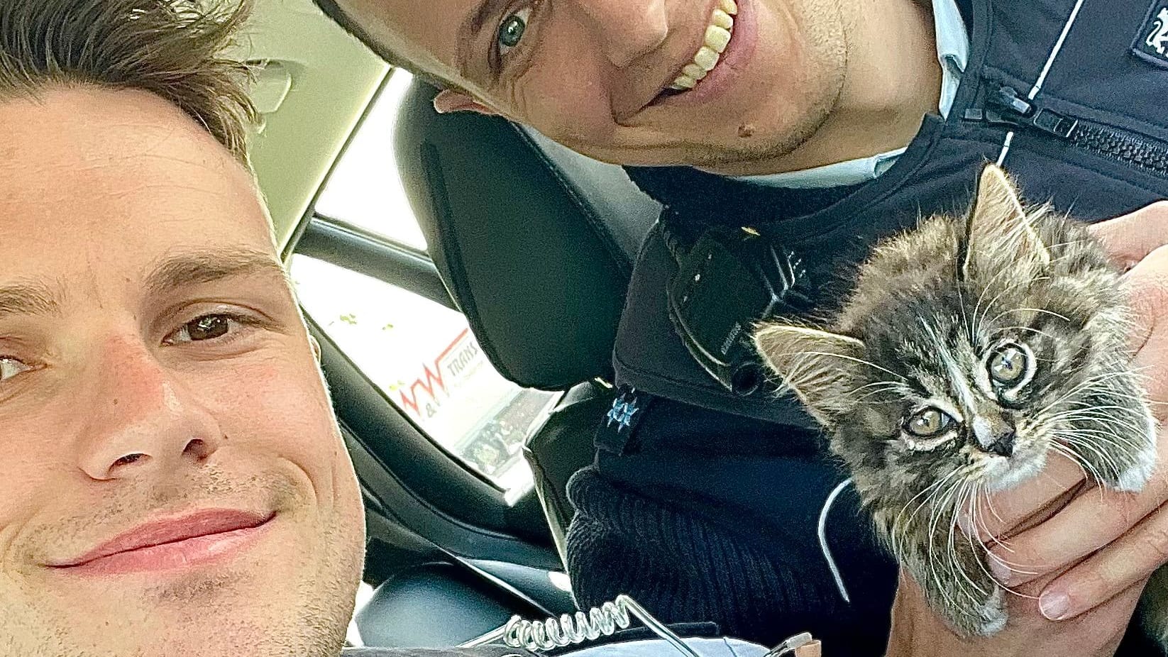 Die Retter und die Katze: Eine Polizeistreife brachte das Jungtier in Sicherheit. Die Retter und die Katze: Eine Polizeistreife brachte das Jungtier in Sicherheit.