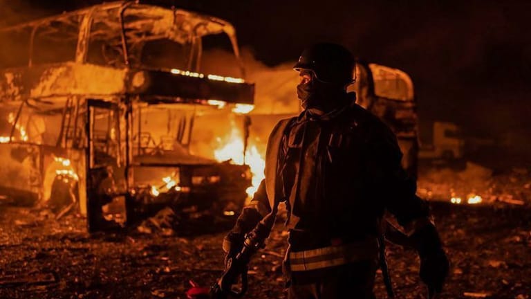 Kiew: Nach einem russischen Raketenangriff brennt ein Bus.