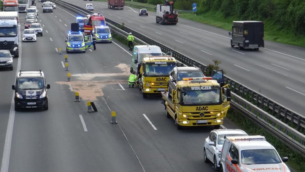 Die Unfallstelle auf der A2: Die verunfallten Fahrzeuge mussten abgeschleppt werden.