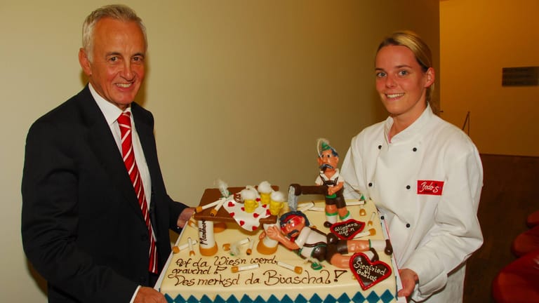 Konditor Bodo Müller (GER Bodos Backstube) und Konditormeisterin Bianca Bruckschlögl (GER) präsentieren zum Ball der 1.000 Torten ihre Variante eines Rauchverbots in München