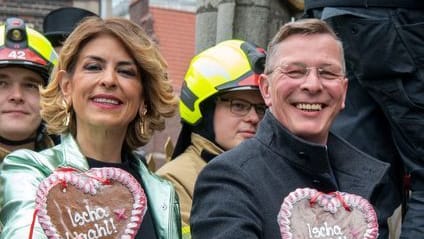Da war die Welt noch in Ordnung: Bremerhavens Grünen-Spitzenkandidatin Sülmez Çolak und Vizepräsidentin der Bremischen Bürgerschaft, Frank Imhoff. Da war die Welt noch in Ordnung: Bremerhavens Grünen-Spitzenkandidatin Sülmez Çolak und Vizepräsidentin der Bremischen Bürgerschaft, Frank Imhoff.