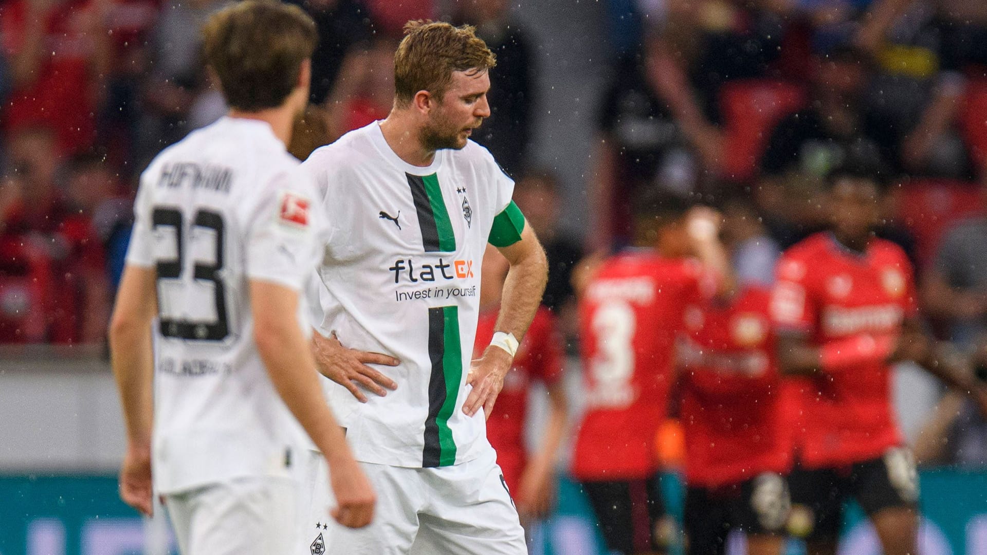 Jonas Hofmann (l.) neben Christoph Kramer: Die Gladbacher konnten mit der Leistung im ersten Durchgang nicht zufrieden sein.