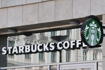 Starbucks-Filiale (Symbolbild): Die Kaffeekette ändert die Form seiner Eiswürfel.