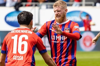 Heidenheims Jan-Niklas Beste (r.) feiert seinen Treffer.