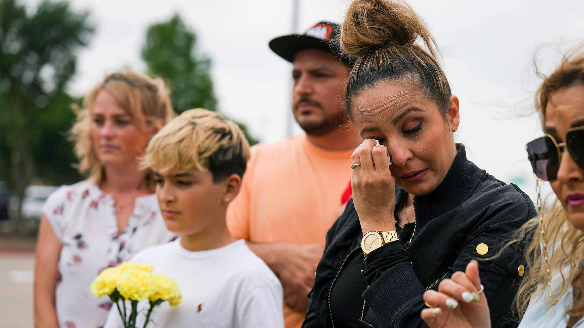 Menschen trauern nach einer Schießerei in einem Einkaufszentrum in Texas: Der mutmaßliche Täter hatte mehrere Waffen bei sich.