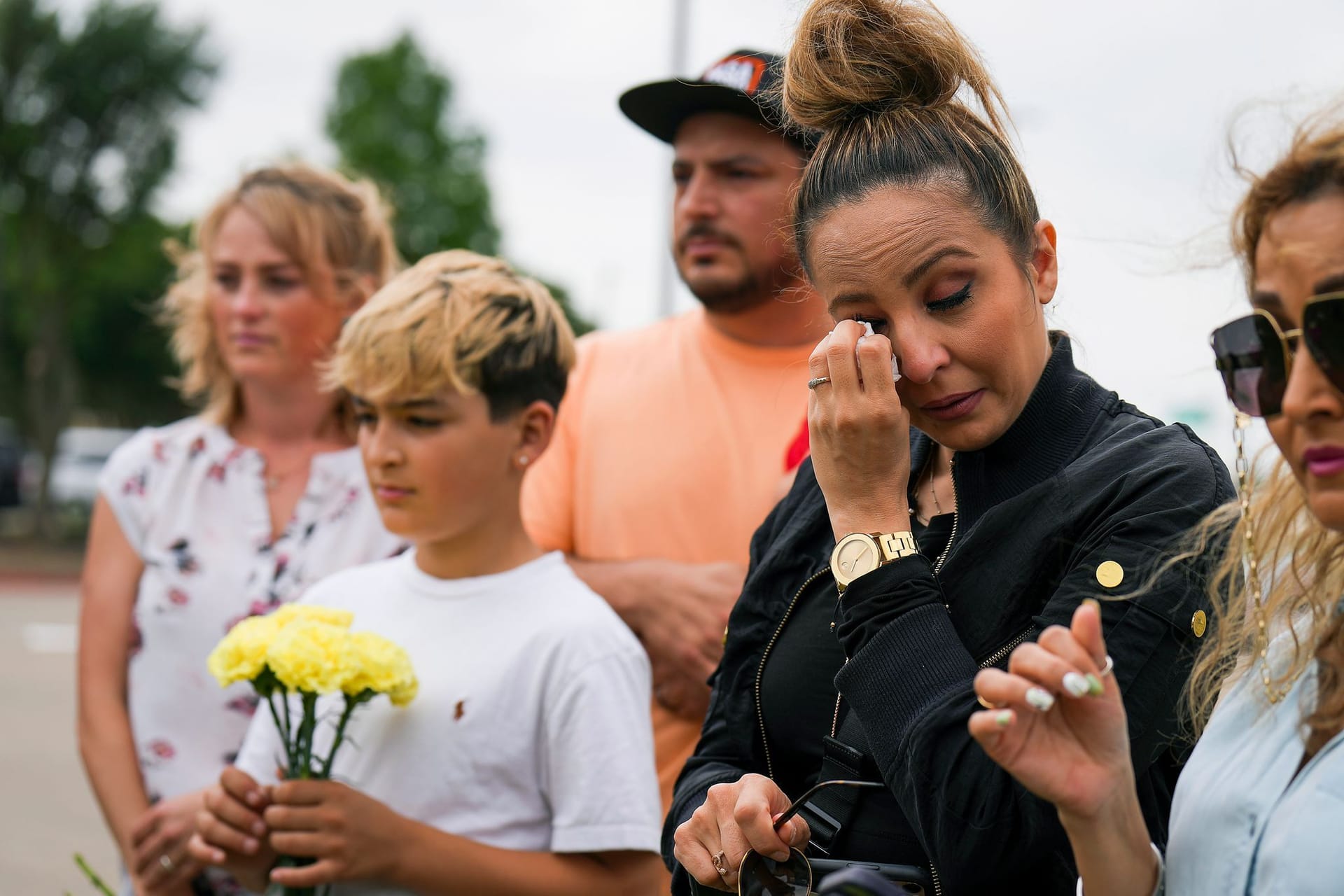 Menschen trauern nach einer Schießerei in einem Einkaufszentrum in Texas: Der mutmaßliche Täter hatte mehrere Waffen bei sich.