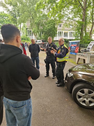 Pupils listen to a police officer's lecture: The Cologne police were guests at the Cologne-Porz vocational college.