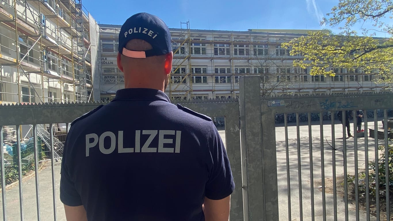 Polizist vor der Evangelischen Schule in Berlin-Neukölln: