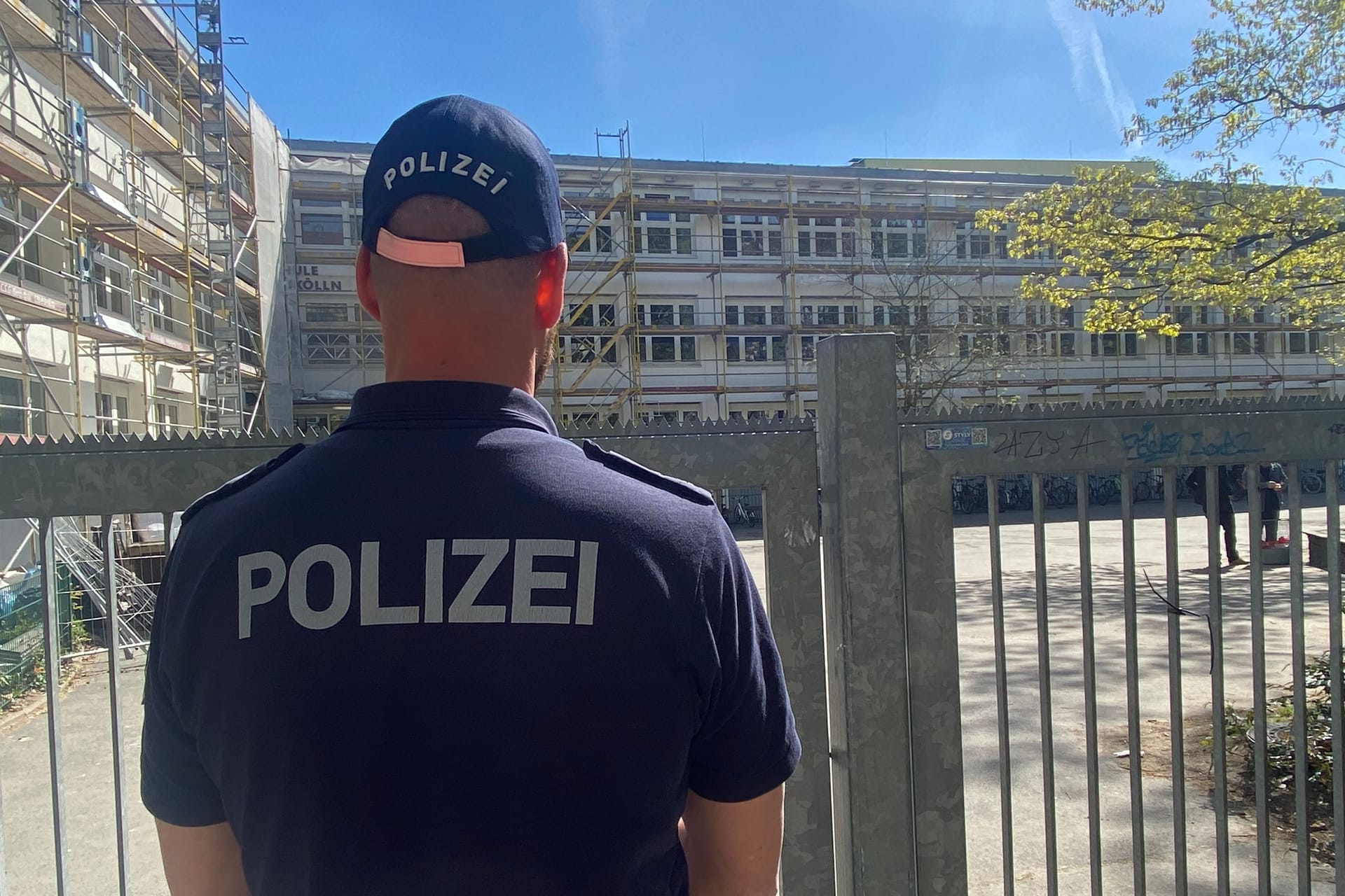 Polizist vor der Evangelischen Schule in Berlin-Neukölln: