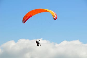 Ein Gleitschirmflieger: In Österreich sind Deutsche bei Unfällen gestorben.