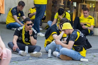 Dortmunder Innenstadt: Enttäuschte BVB-Fans nach der verpassten Meisterschaft.
