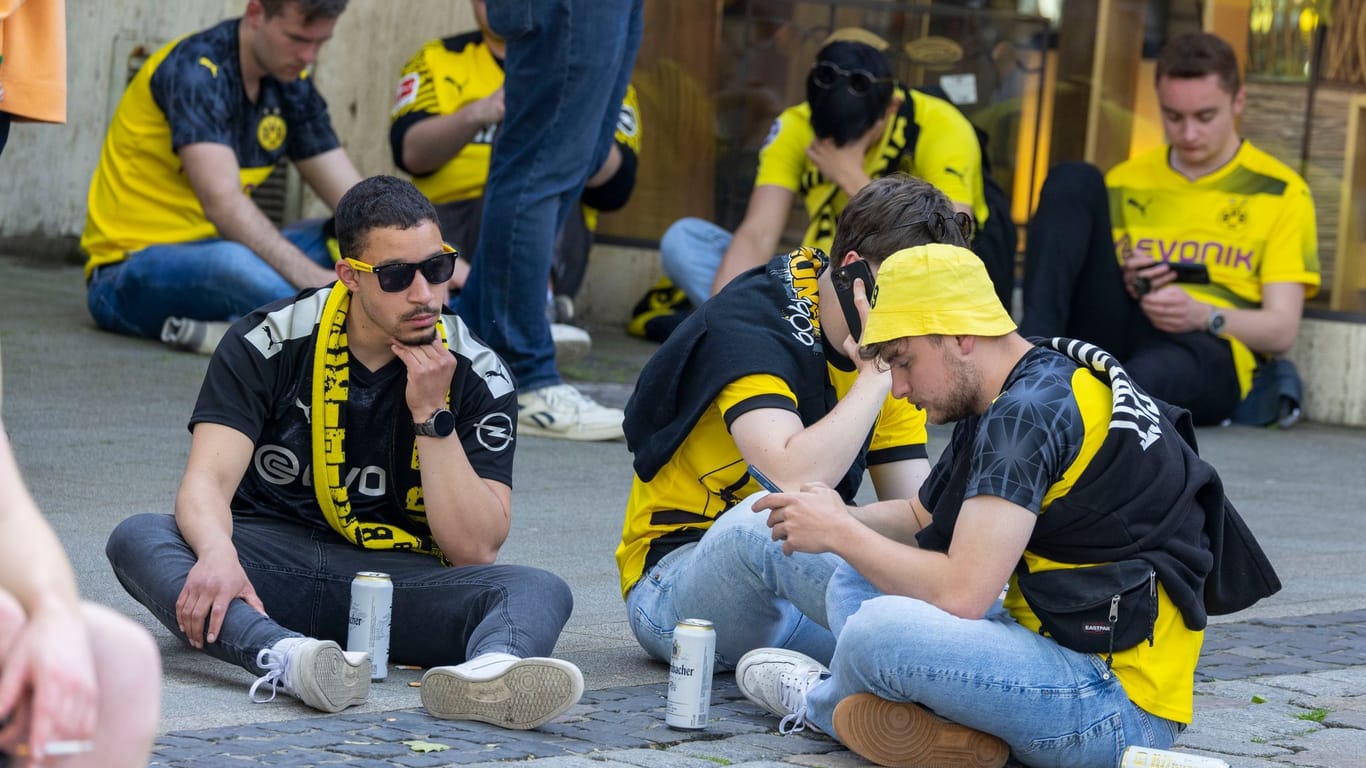 Dortmunder Innenstadt: Enttäuschte BVB-Fans nach der verpassten Meisterschaft.