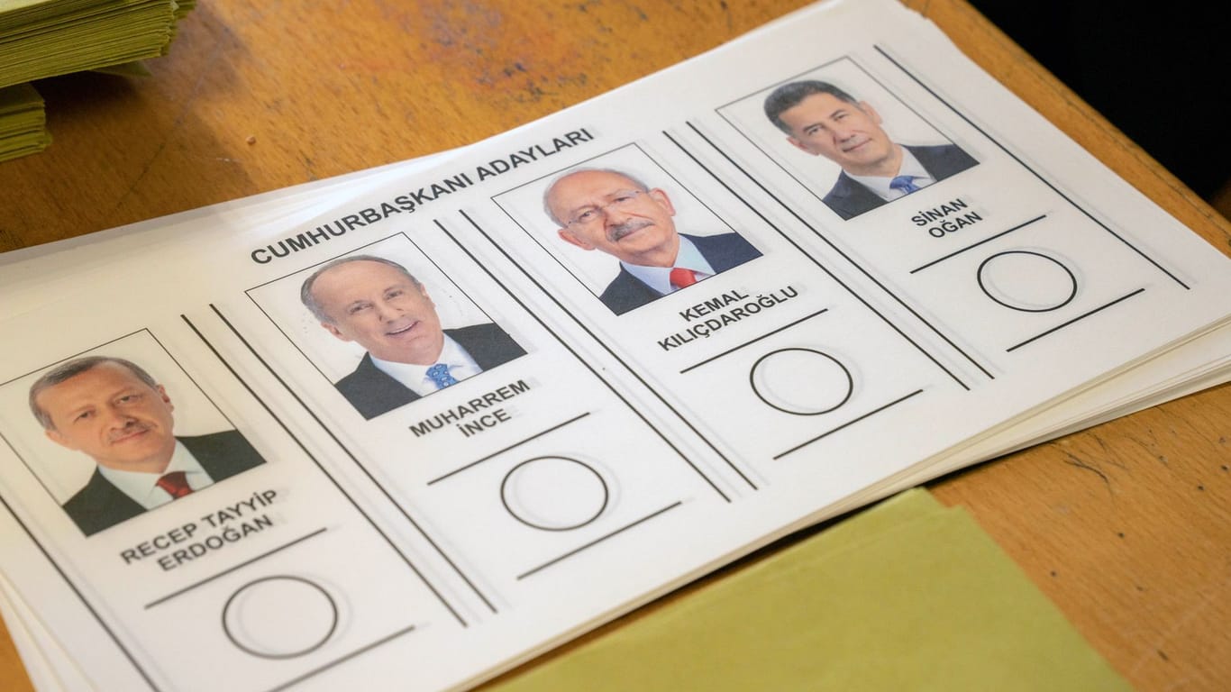 Türkei: In einem Wahllokal liegen Stimmzettel für die Präsidentschaftswahlen mit den Namen von Recep Tayyip Erdoğan, Muharrem İnce, Kemal Kılıçdaroğlu und Sinan Oğan.
