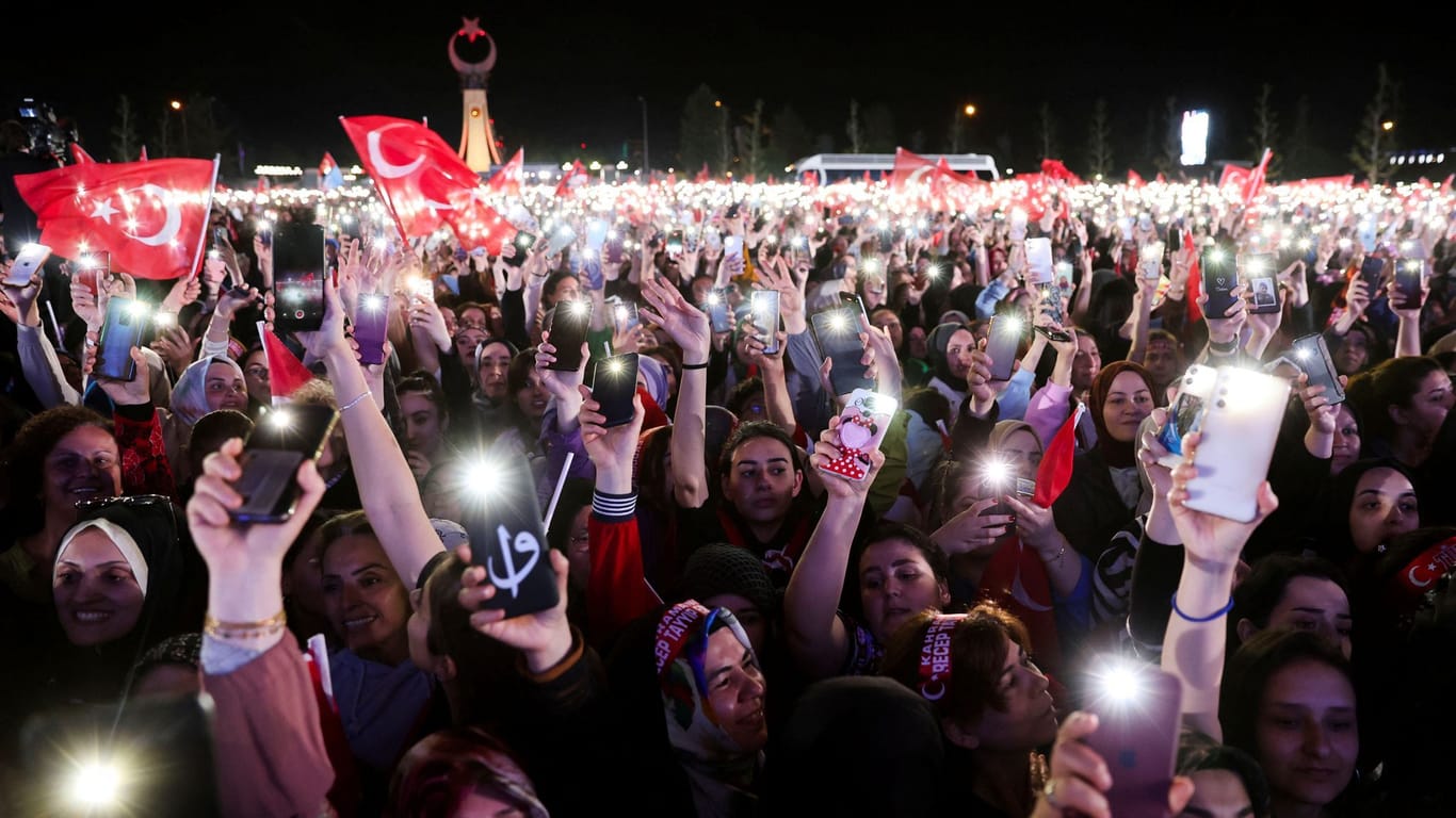 Unterstützer des türkischen Präsidenten: Recep Tayyip Erdoğan hat die Stichwahl gewonnen.