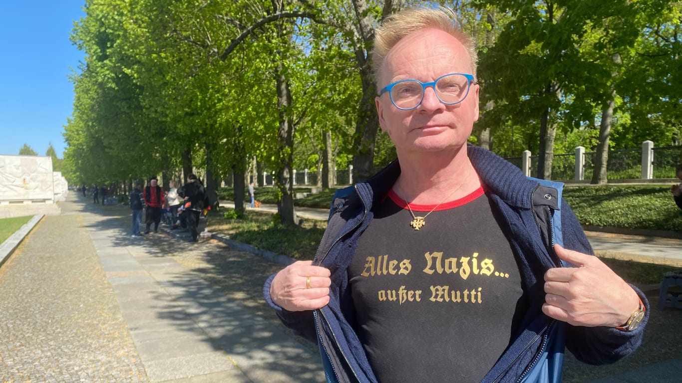 Uwe Steimle im Treptower Park: Auf dem T-Shirt des Kabarettisten steht "Alles Nazis... außer Mutti".