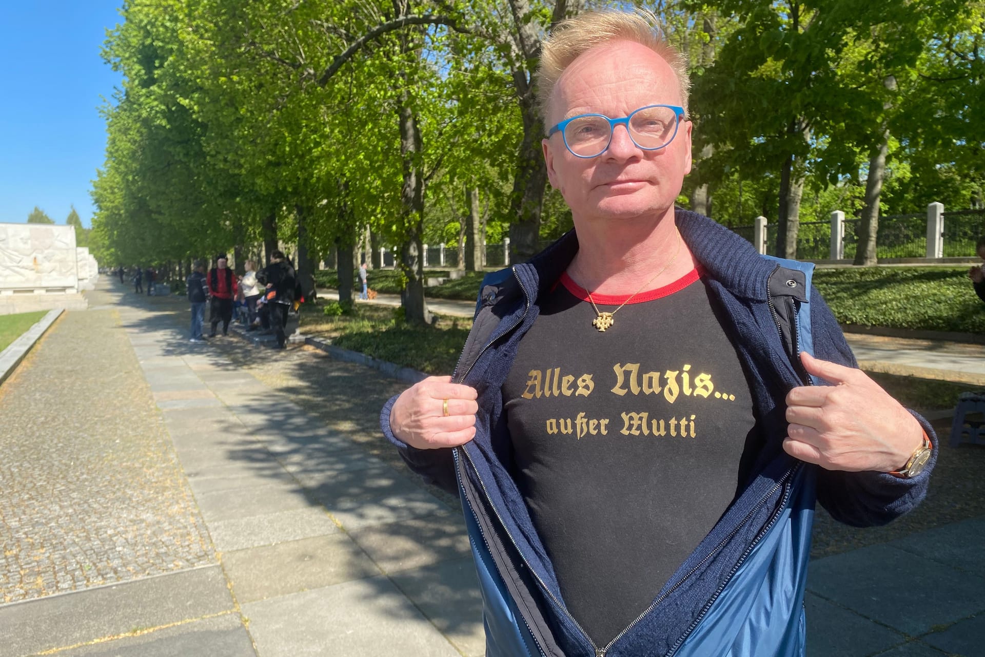 Uwe Steimle im Treptower Park: Auf dem T-Shirt des Kabarettisten steht "Alles Nazis... außer Mutti".